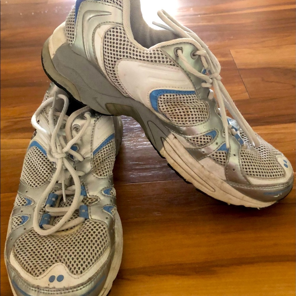 Ryka Women’s tennis shoes Size 7.5M.  Slight wear but nice tennies